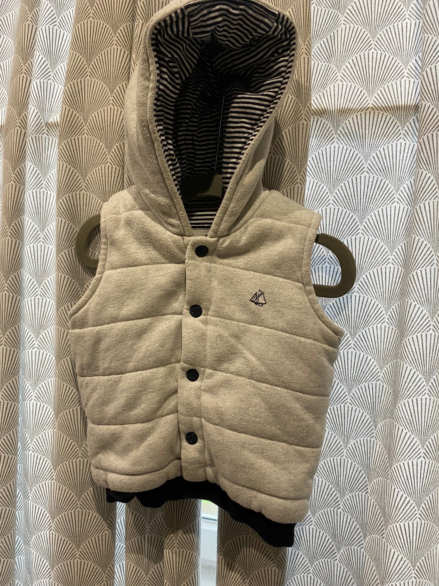 🧥 Doudoune sans manches grise – Petit Bateau – 12 mois