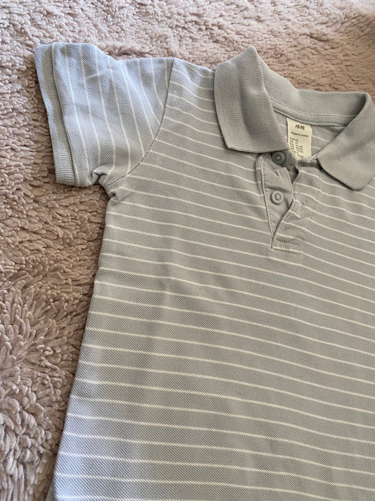 ⚪ Polo gris rayé – H&M – 18/24 mois – manches courtes