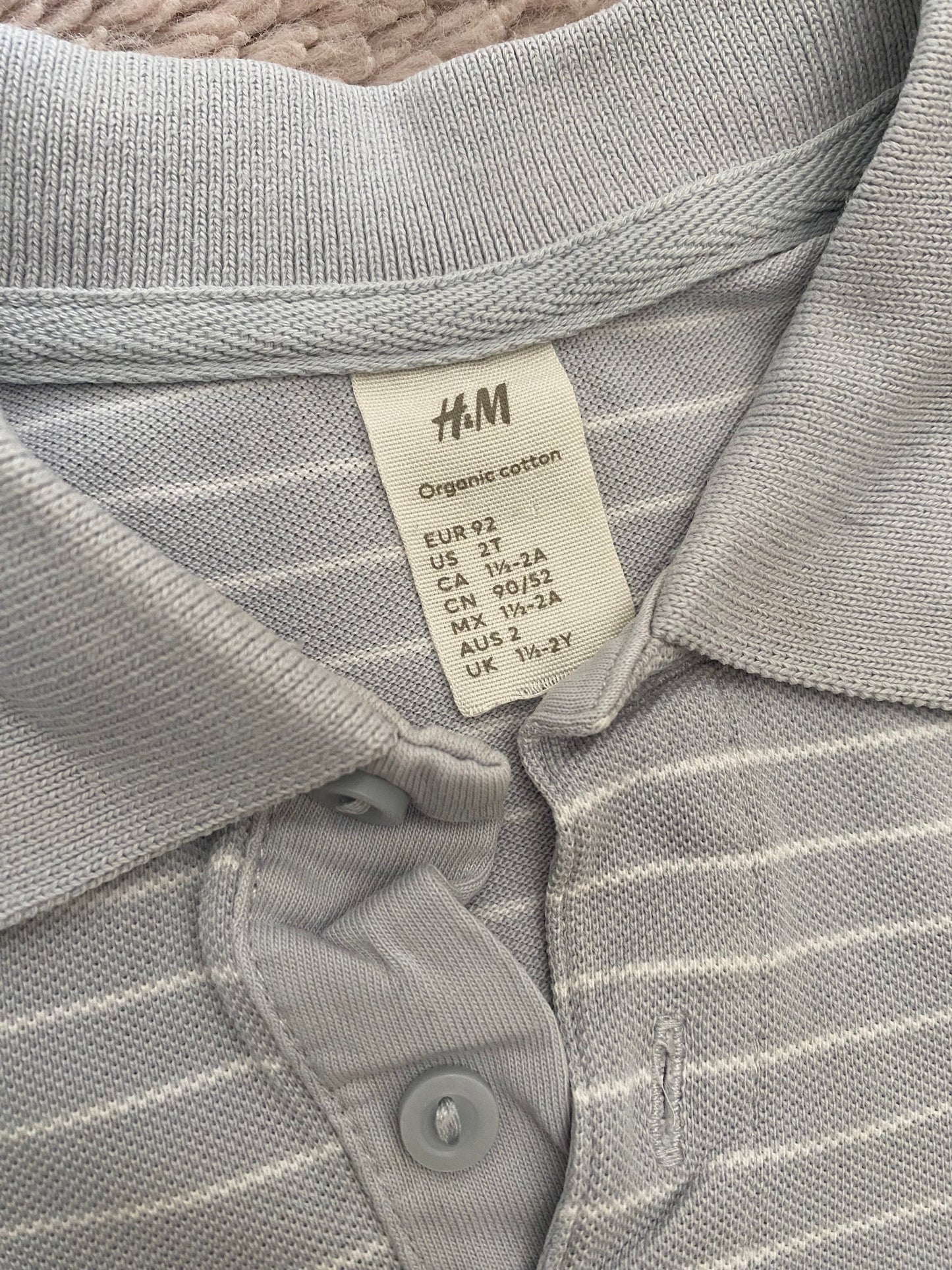⚪ Polo gris rayé – H&M – 18/24 mois – manches courtes