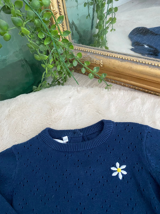 Pull bleu ajouré à marguerite– 24 mois