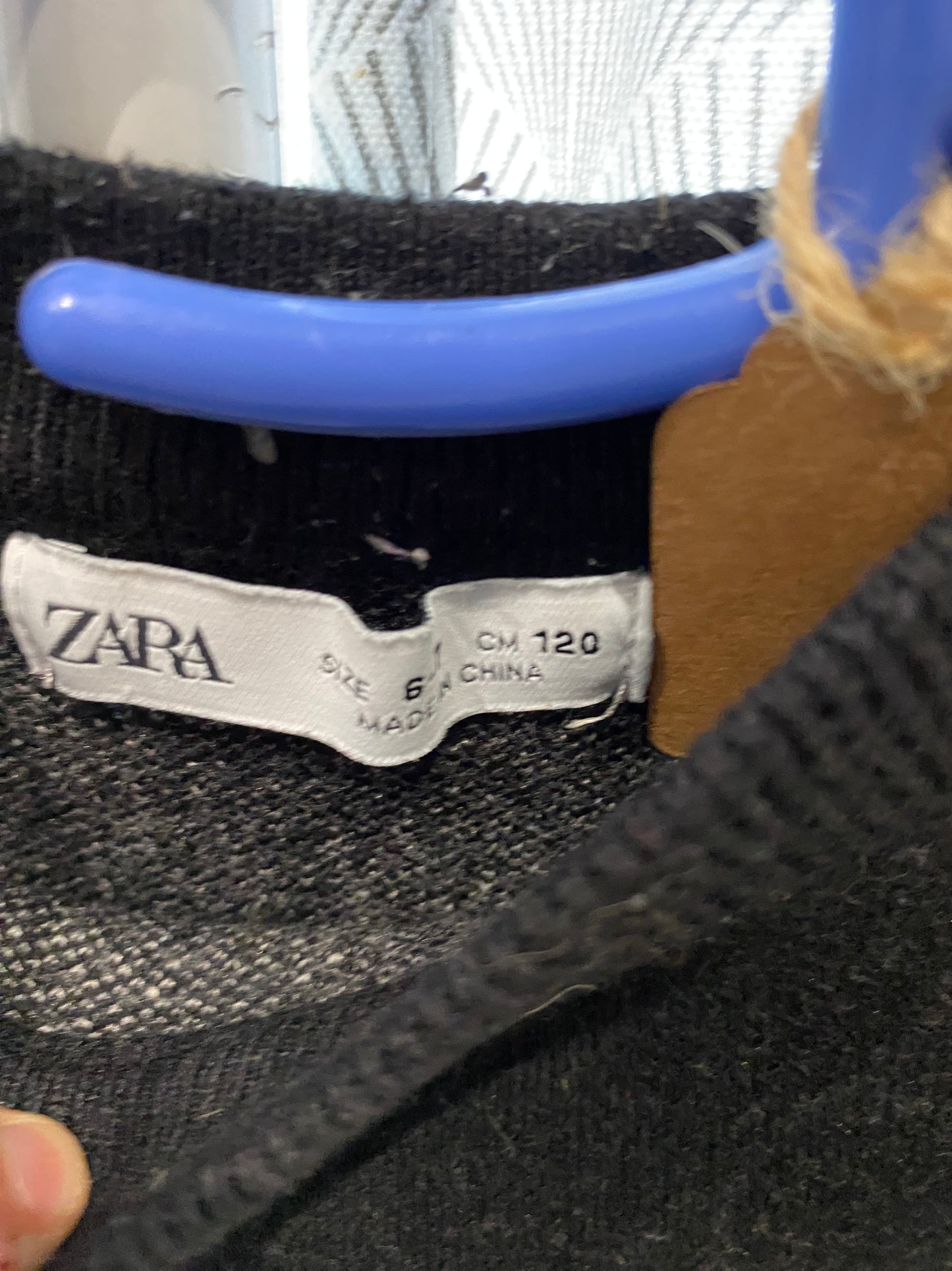 Pull noir col rond avec écriture – 6 ans – Zara