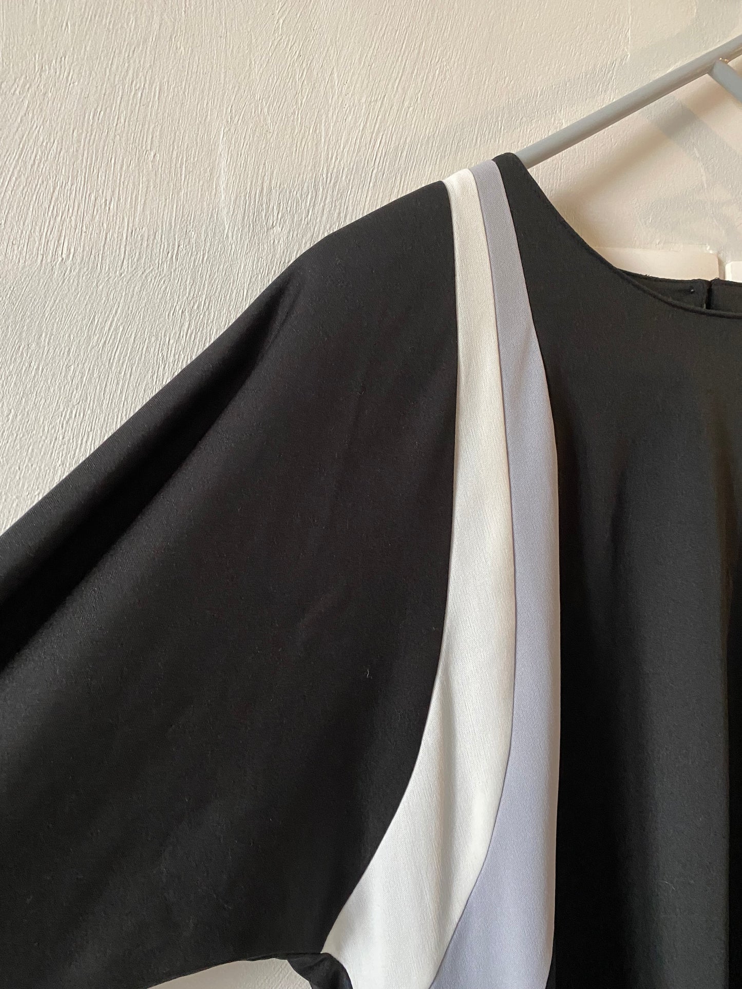 Robe noire manches longues cintrée – Taille 40 – Sans marque