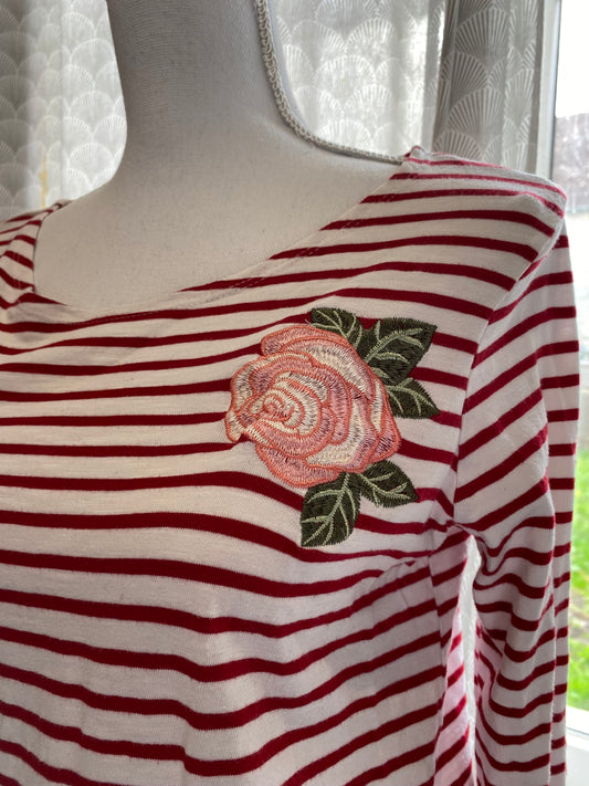 T-shirt rayé rouge et blanc à roses brodées KIABI – Taille M 🌹