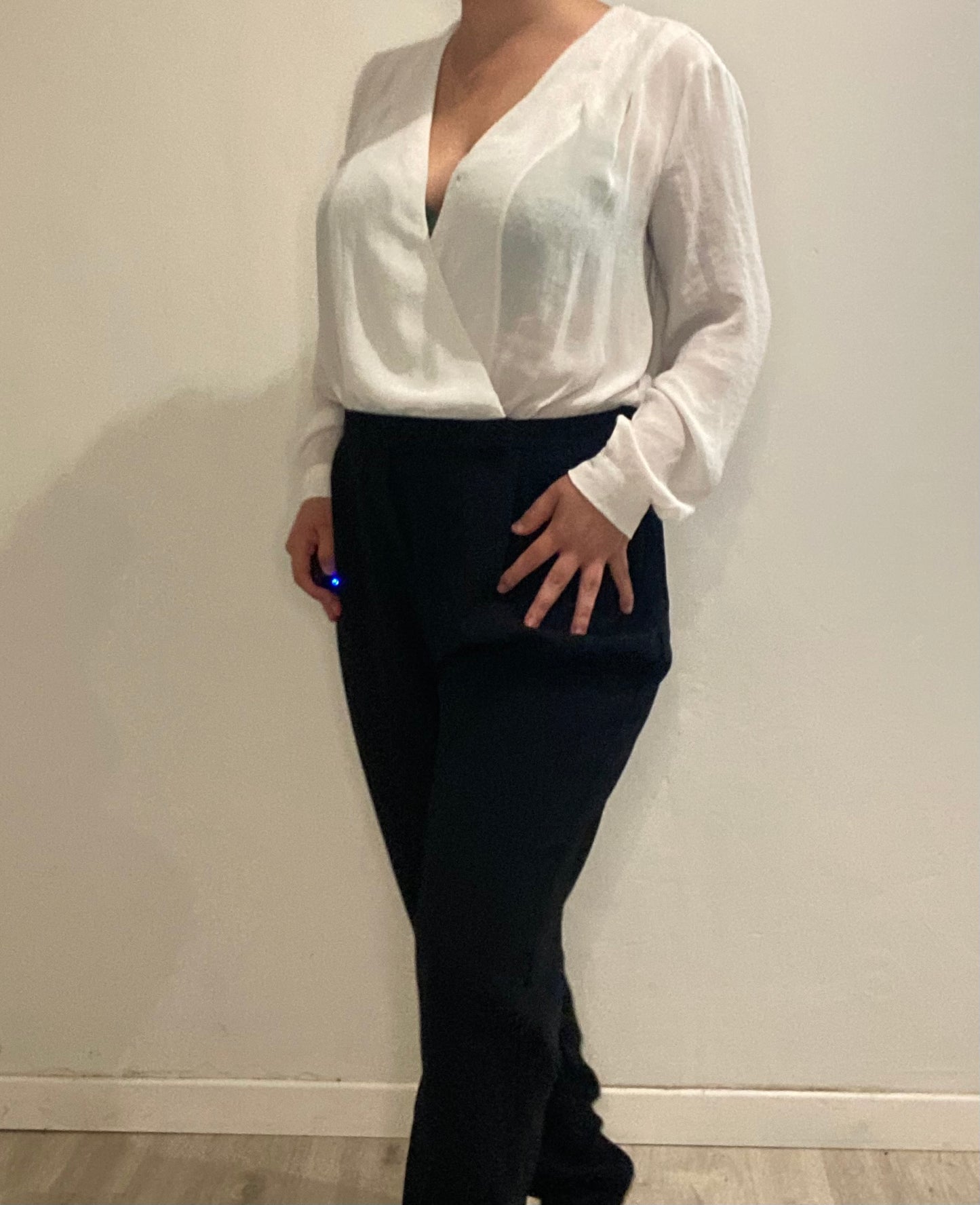 Combinaison style chino et chemise blanches