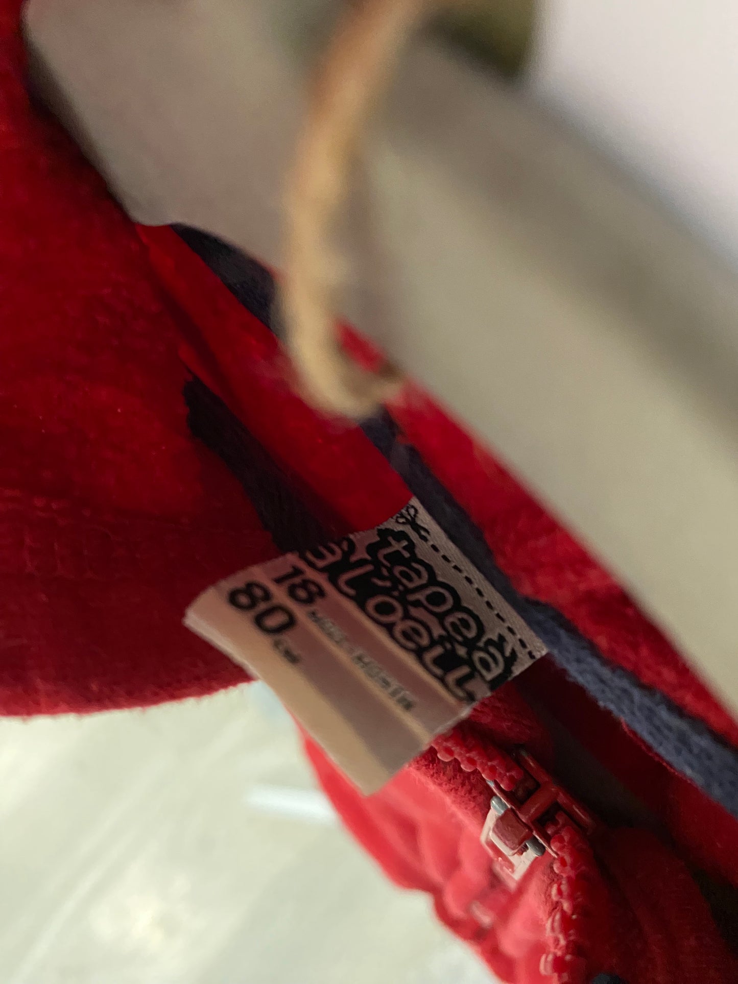 Gilet rouge – Taille 18 – Tape à l’œil