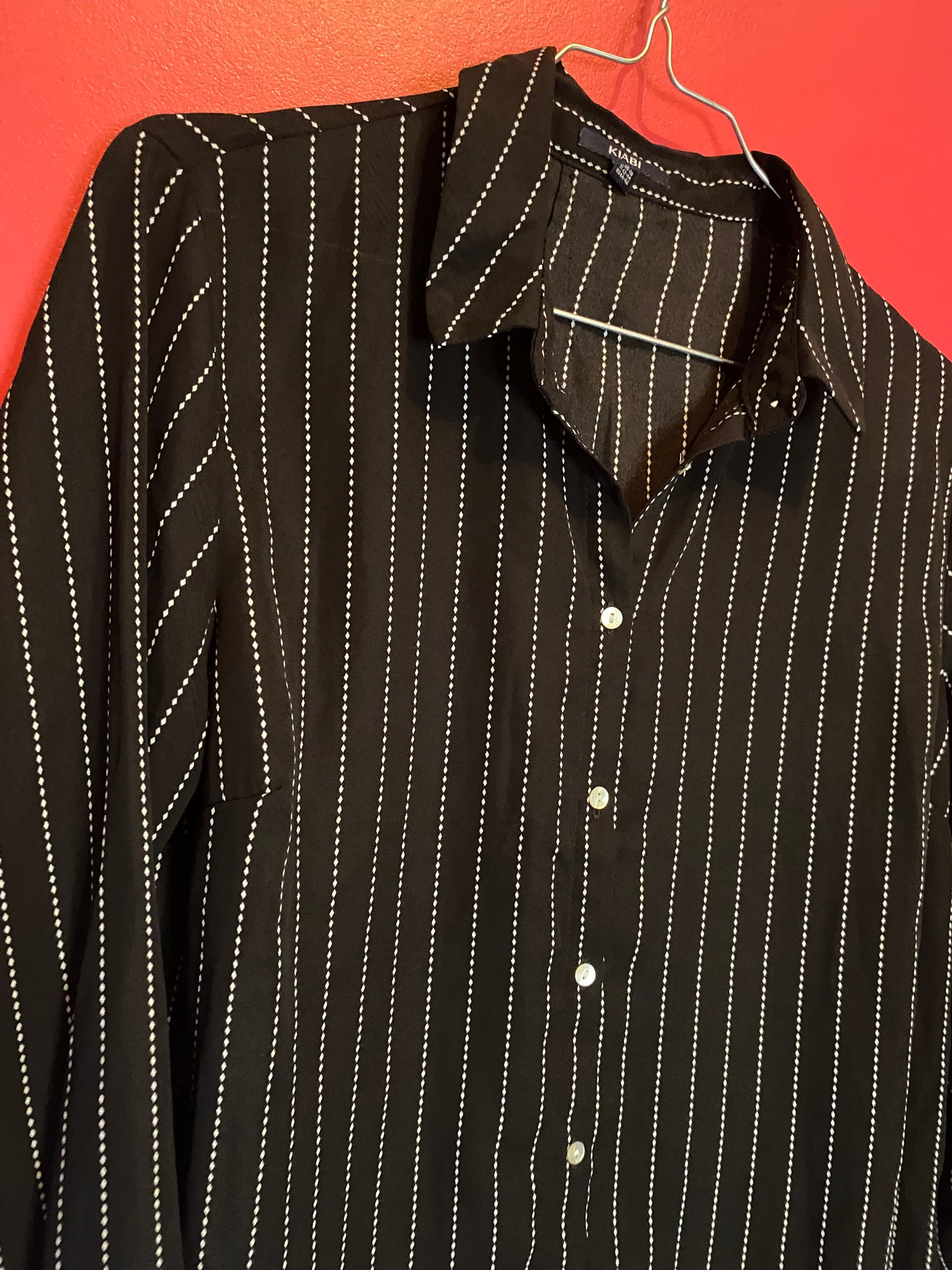 Chemise noire fluide à rayures blanches – Kiabi – Taille M