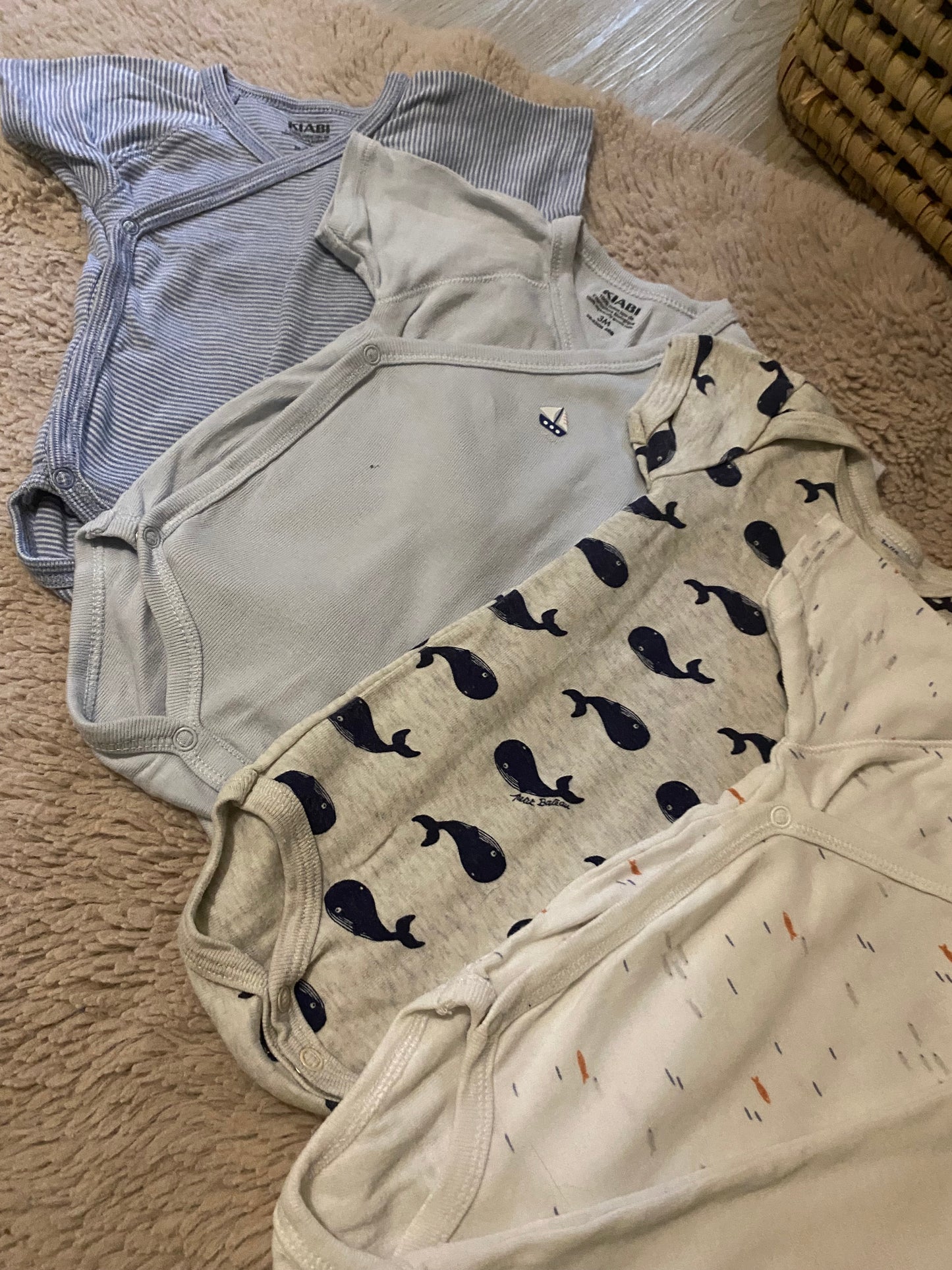 Lot 6 bodies manches courtes motif baleine – Petit Bateau & Kiabi – 3 mois
