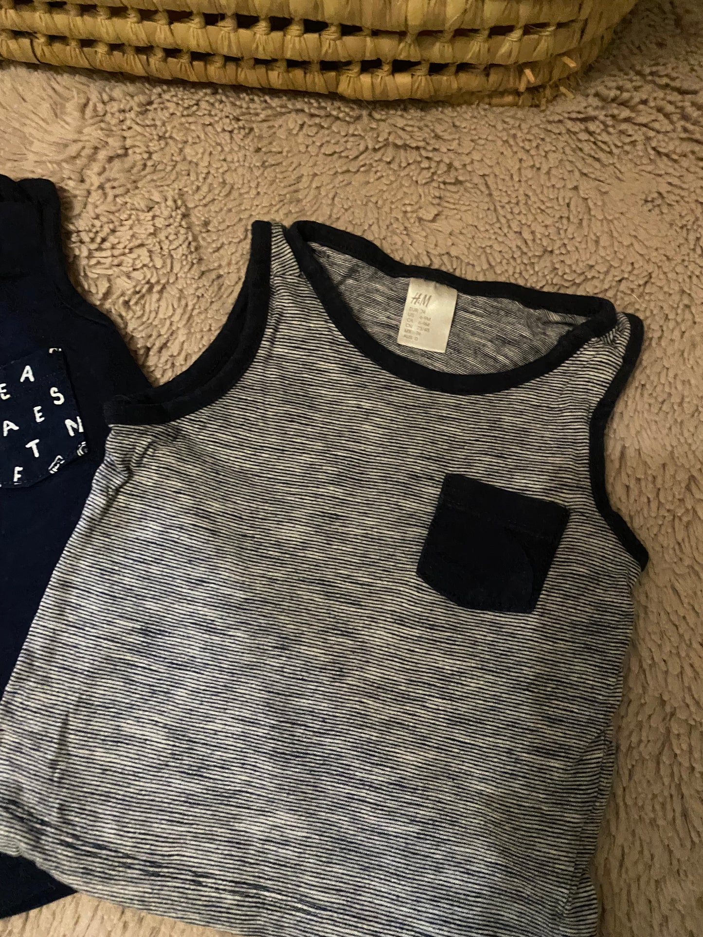 Lot 2 débardeurs (marcel) – H&M – 6/9 mois