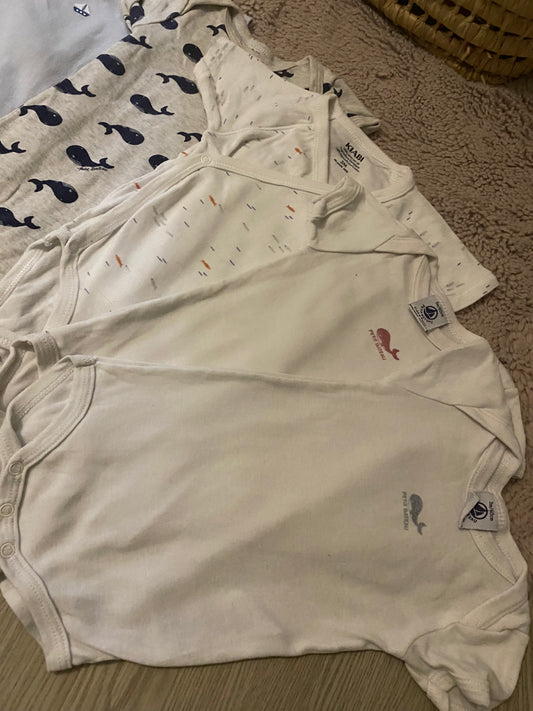 Lot 6 bodies manches courtes motif baleine – Petit Bateau & Kiabi – 3 mois