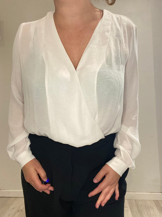 Combinaison style chino et chemise blanches