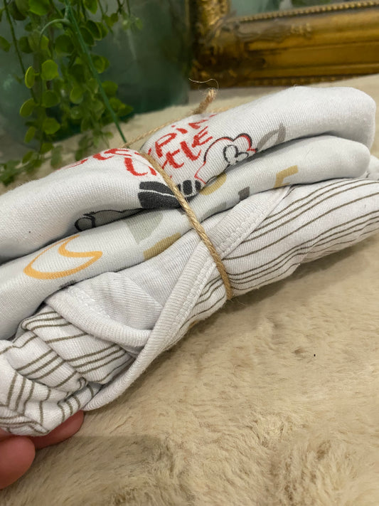 Lot de 3 bodies bébé blancs à motifs – Manches longues – 6 mois – Sans marque