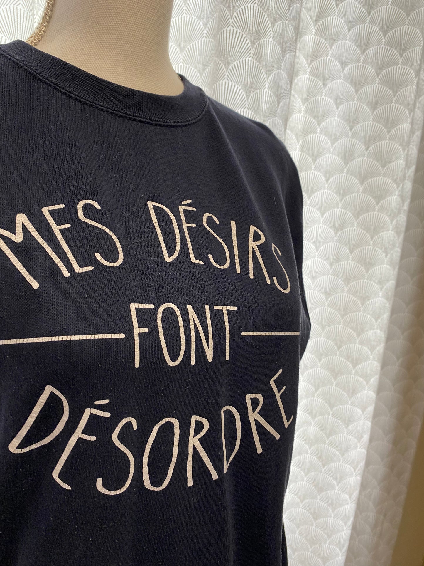 Sweat marine à écritures blanches – Taille M 🌀👕