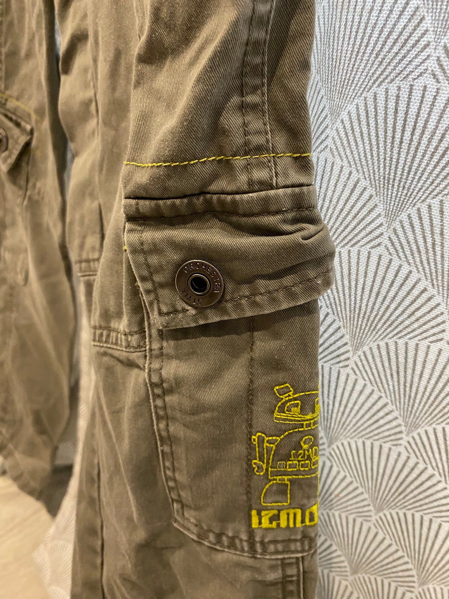 Pantalon cargo kaki/marron décor robot – 7 ans – Orchestra (ancienne collection)