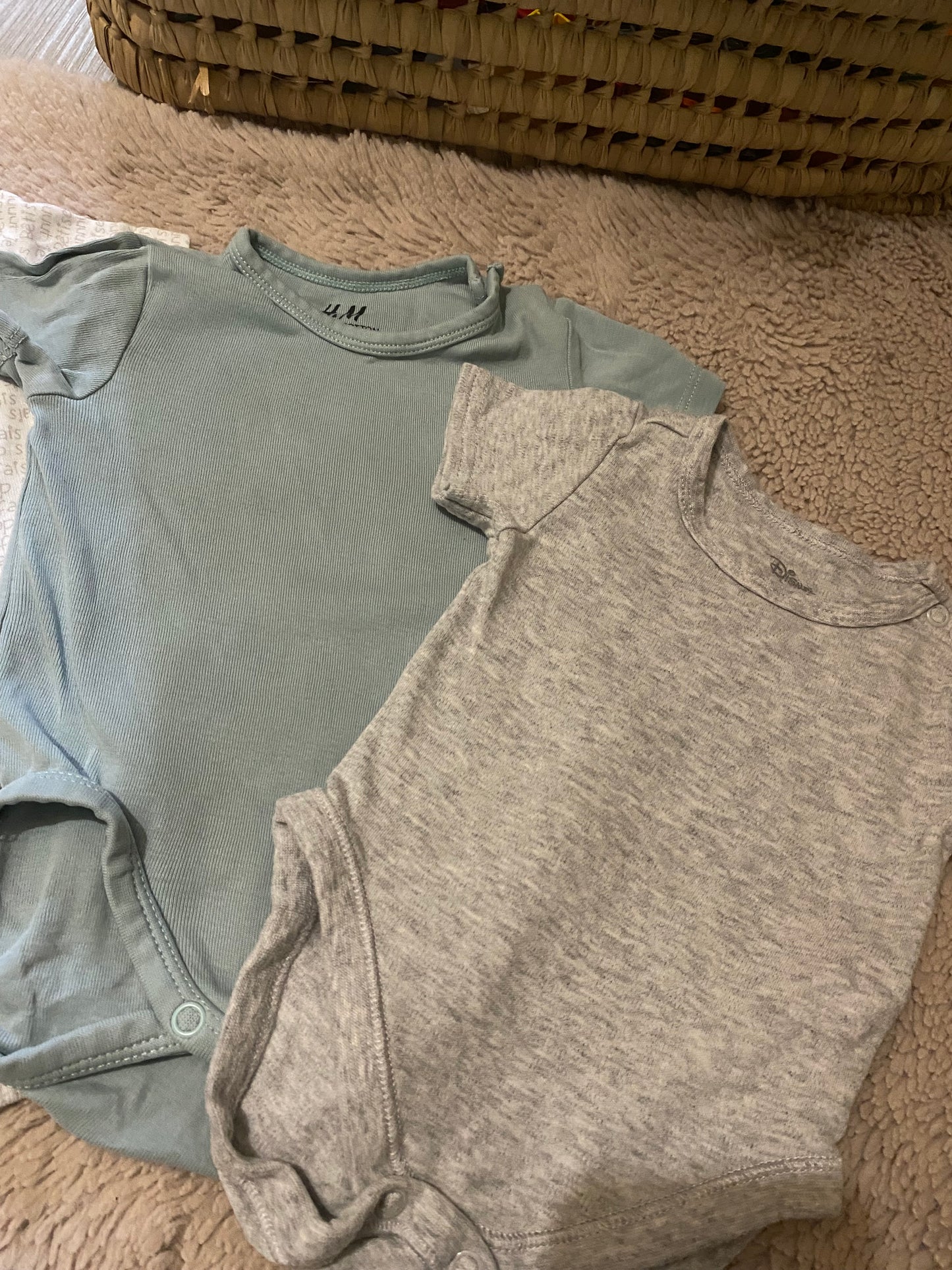Lot 3 bodies manches courtes gris & bleu – H&M & Primark – 3 mois