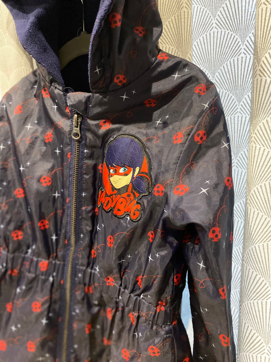 🌧️ K-way marine et rouge – Tissaia Miraculus – 5 ans