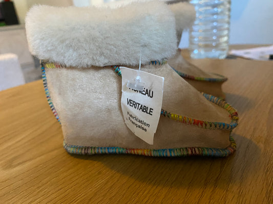 Chaussons en agneau véritable – Neuve avec étiquette – 6/12 mois