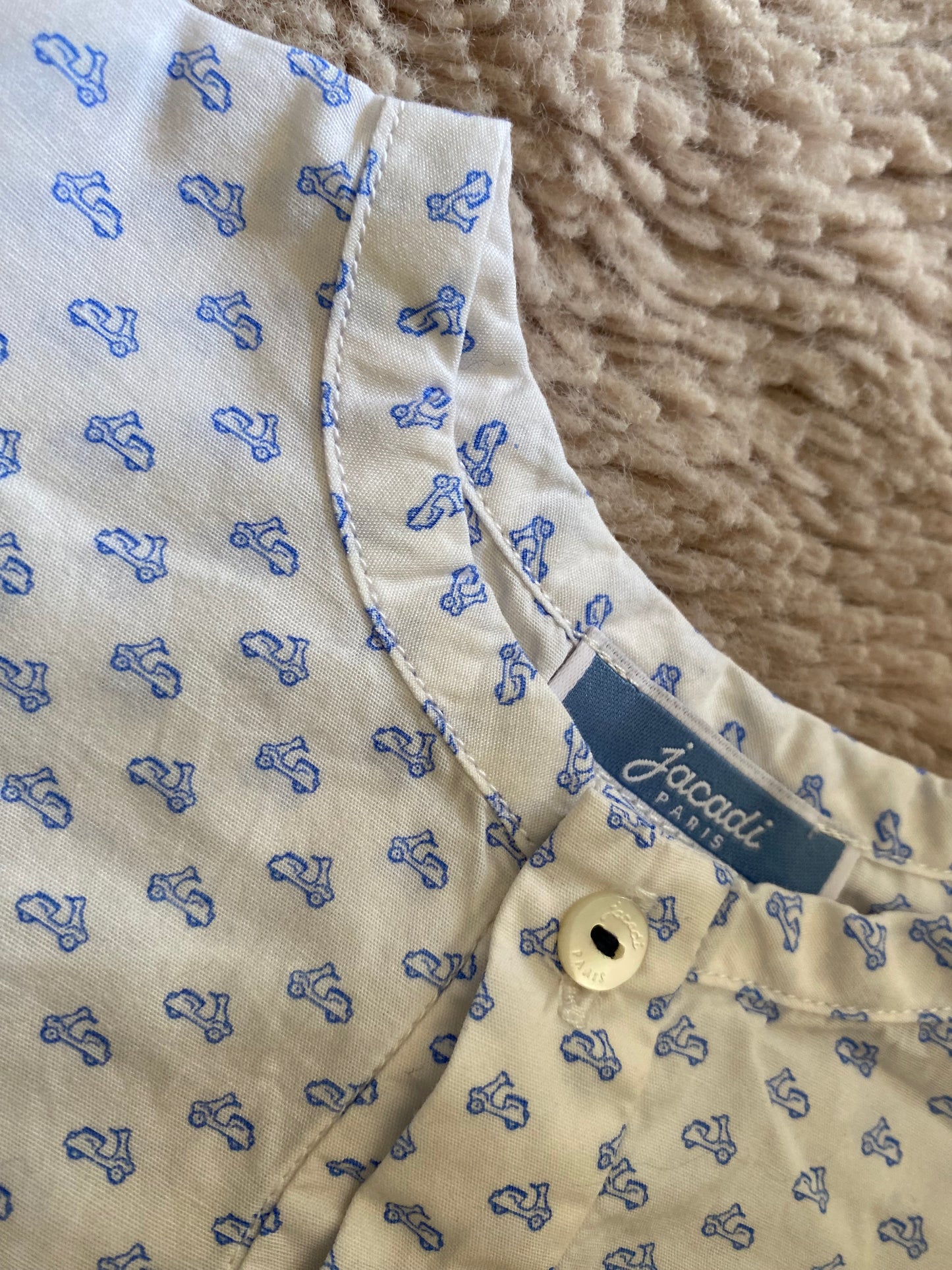 🤍 Blouse blanche à motifs scooters bleus – Jacadi – 3 mois
