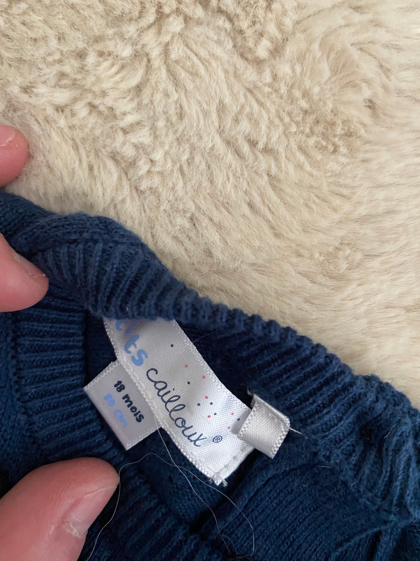 Pull bleu ajouré à marguerite– 24 mois