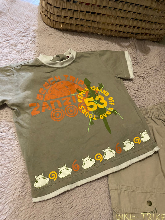 🧒 Ensemble bébé 18 mois – t-shirt manches courtes + short long – kaki – Très bon état