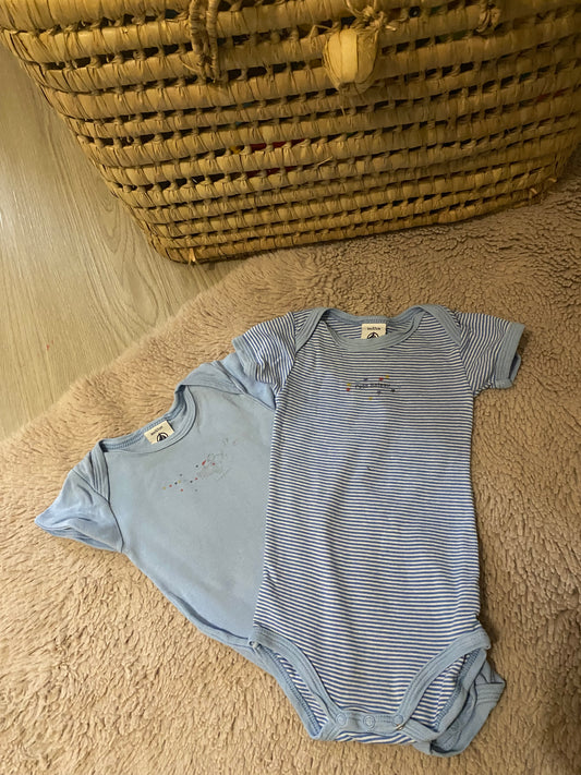 Lot 2 bodies bleus manches courtes – Petit Bateau – 6 mois