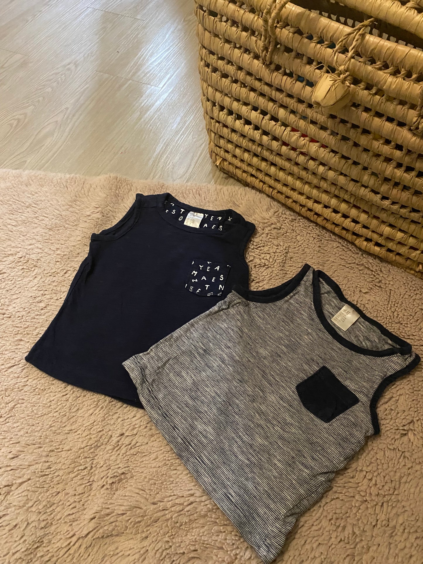 Lot 2 débardeurs (marcel) – H&M – 6/9 mois