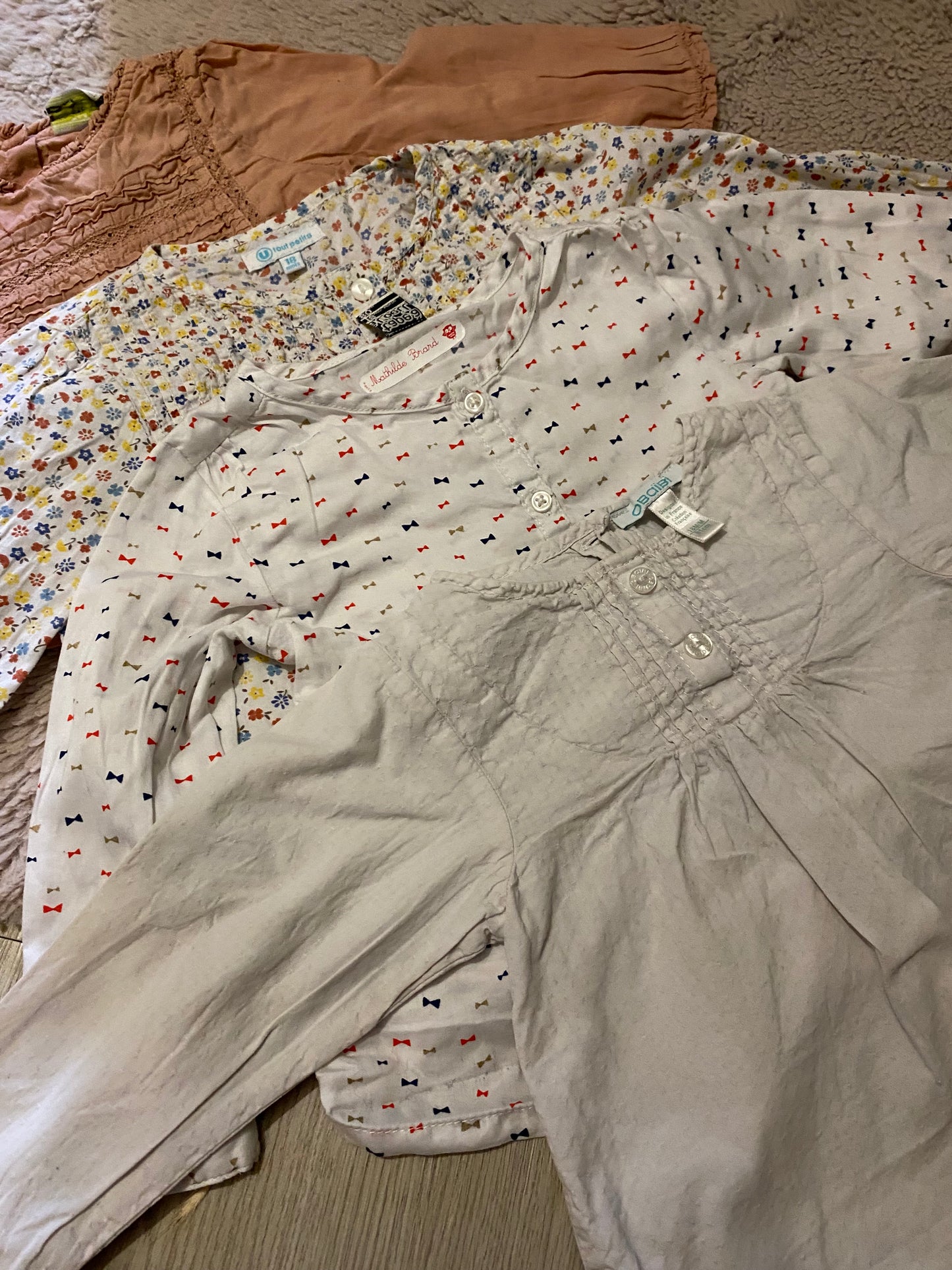 👚 Lot 4 blouses bébé fille – 18 mois – blanc, écru & rose – TAO, Obaïbi, Super U
