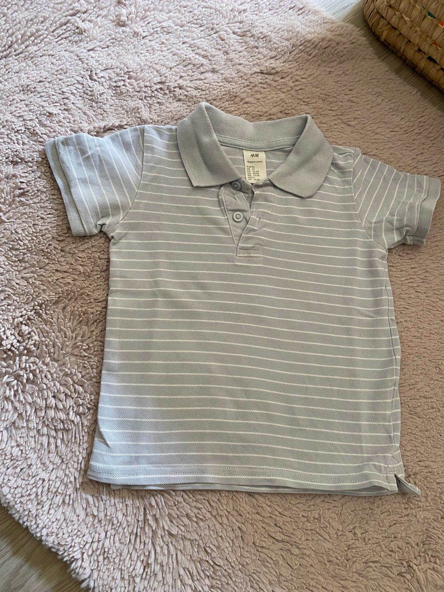 ⚪ Polo gris rayé – H&M – 18/24 mois – manches courtes