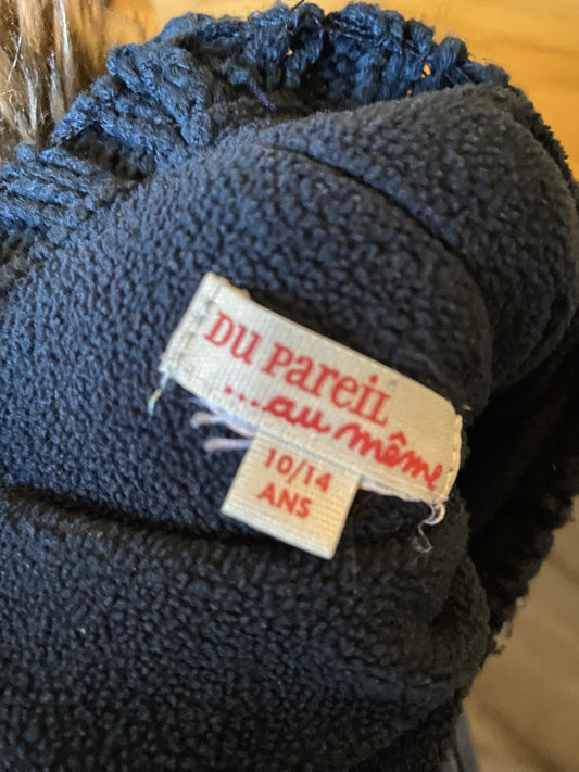 Bonnet marine avec déco pomme et pompon – 10/14 ans – DPAM