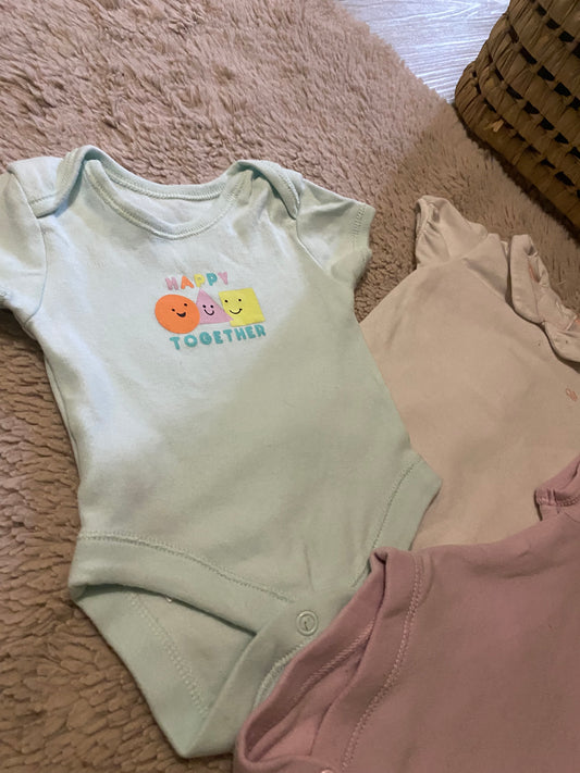 Lot 3 bodies manches courtes – Orchestra & Primark – 3 mois