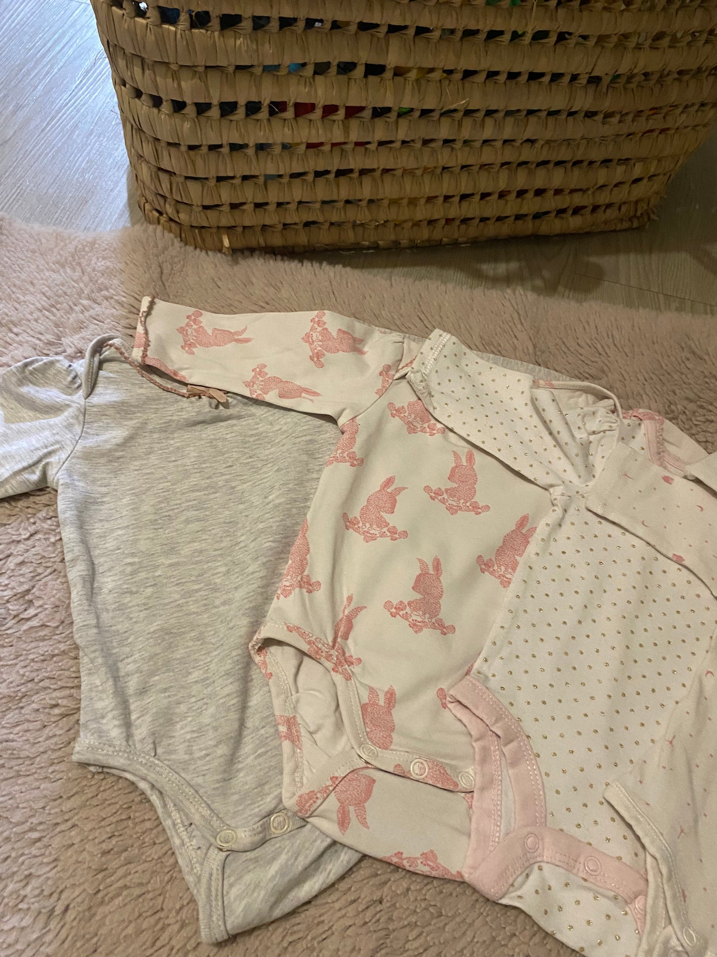 Lot 5 bodies bébé – Motifs lapins, nœuds – Rose & blanc – 1 mois