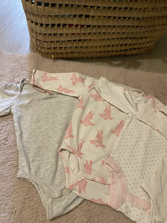 Lot 5 bodies bébé – Motifs lapins, nœuds – Rose & blanc – 1 mois
