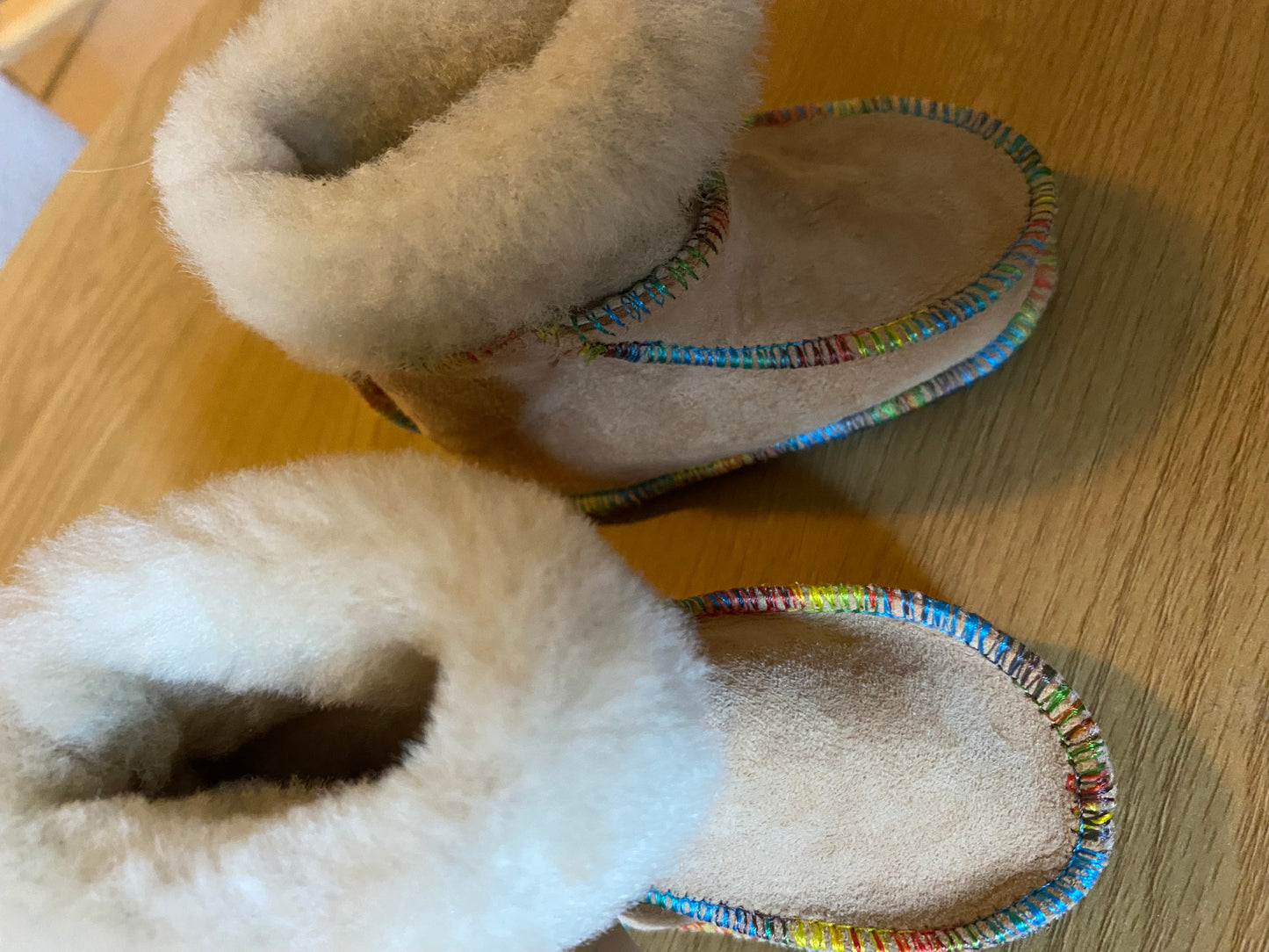 Chaussons en agneau véritable – Neuve avec étiquette – 6/12 mois