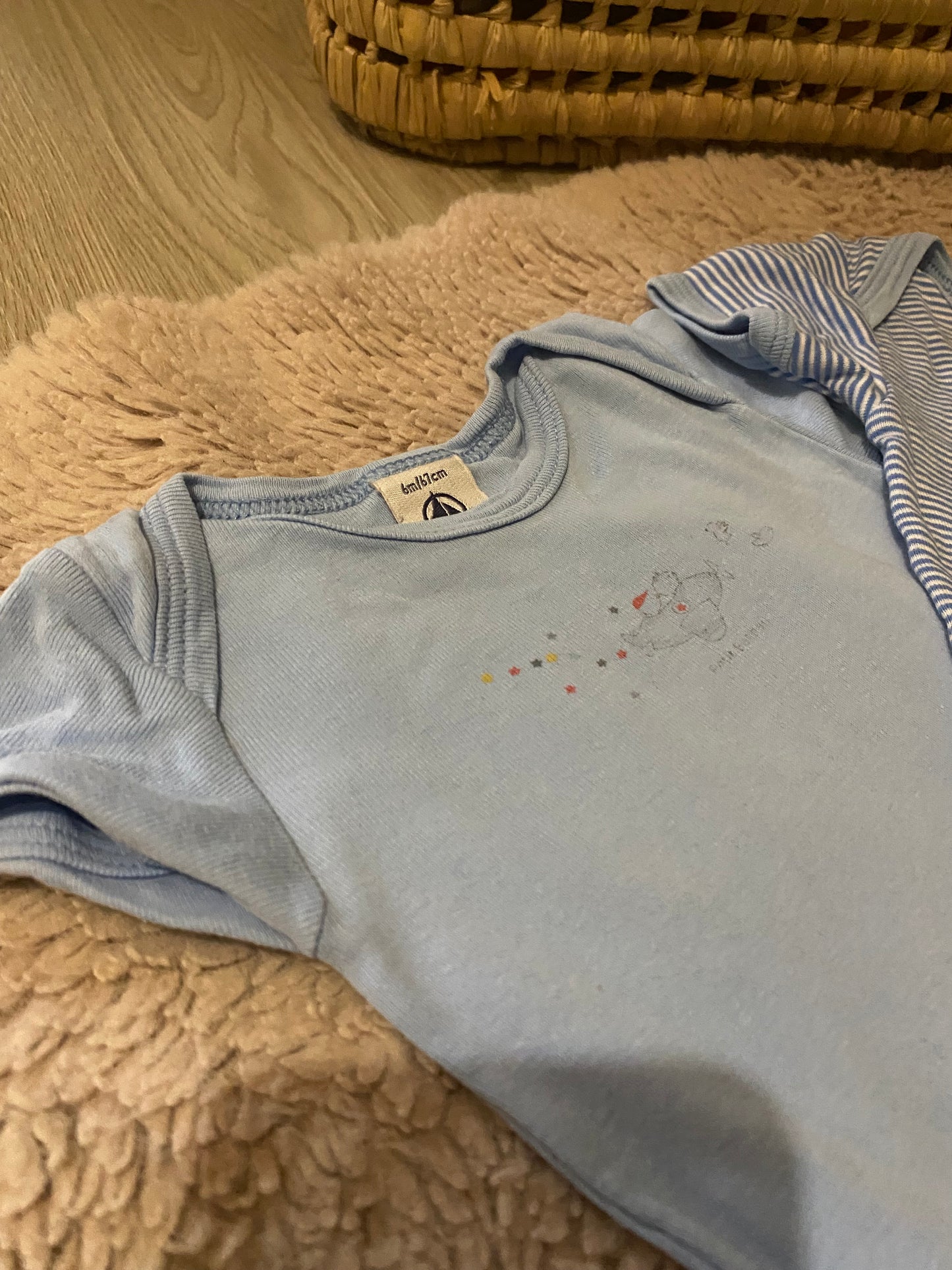 Lot 2 bodies bleus manches courtes – Petit Bateau – 6 mois