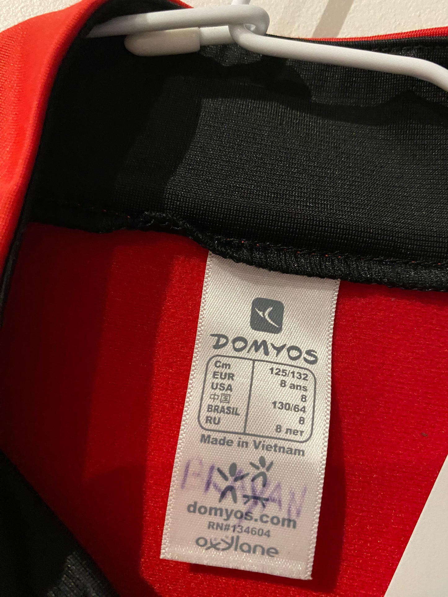 GILET ROUGE ZIPPÉ – DOMYOS – 8 ANS