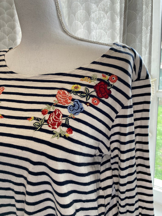 T-shirt rayé noir et blanc à fleurs brodées KIABI – Taille 38