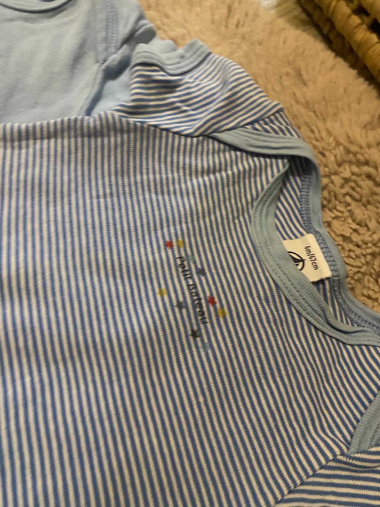 Lot 2 bodies bleus manches courtes – Petit Bateau – 6 mois