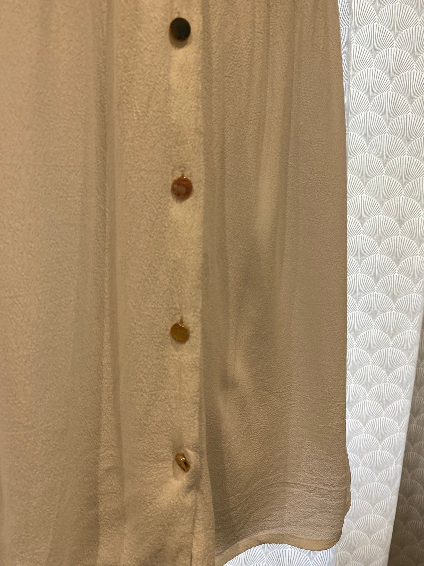 Blouse blanche écru boutons dorés effet brodé épaules – Inspiration Studio – M