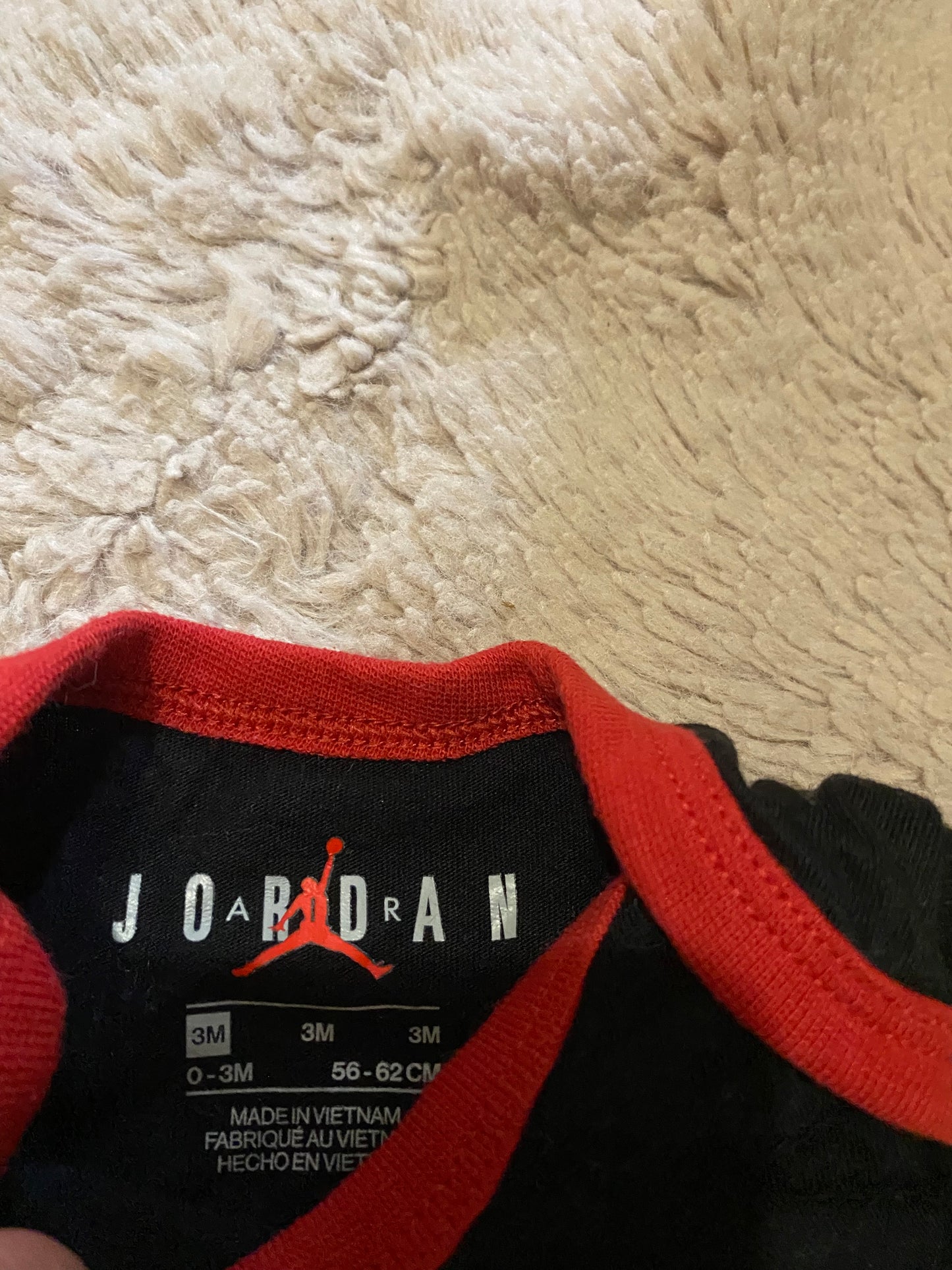 Lot 2 bodies Nike & Jordan – 3 et 6 mois – style sport