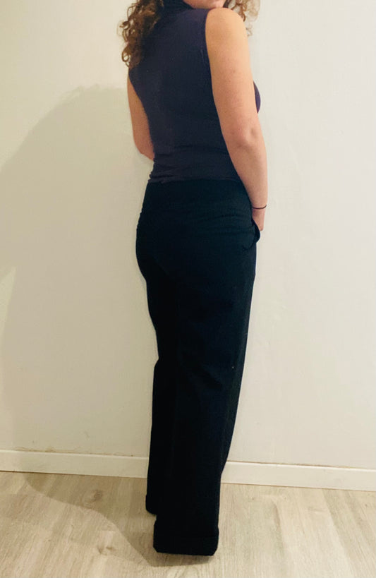 Pantalon noir décor boutons