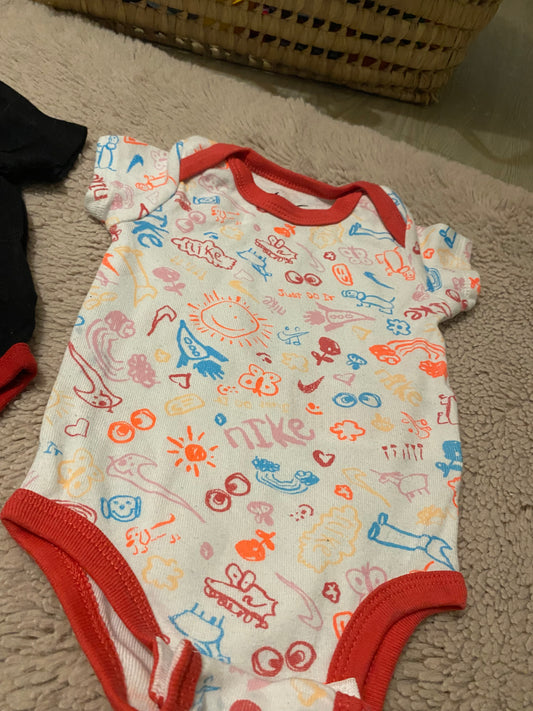 Lot 2 bodies Nike & Jordan – 3 et 6 mois – style sport