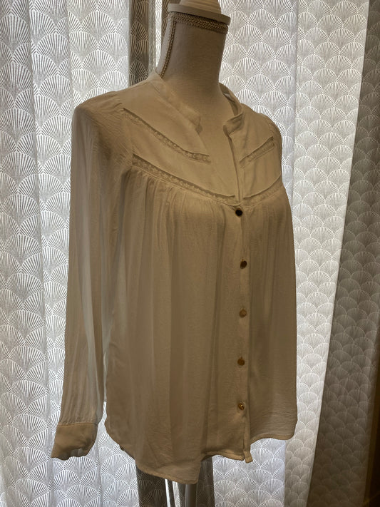 Blouse blanche écru boutons dorés effet brodé épaules – Inspiration Studio – M