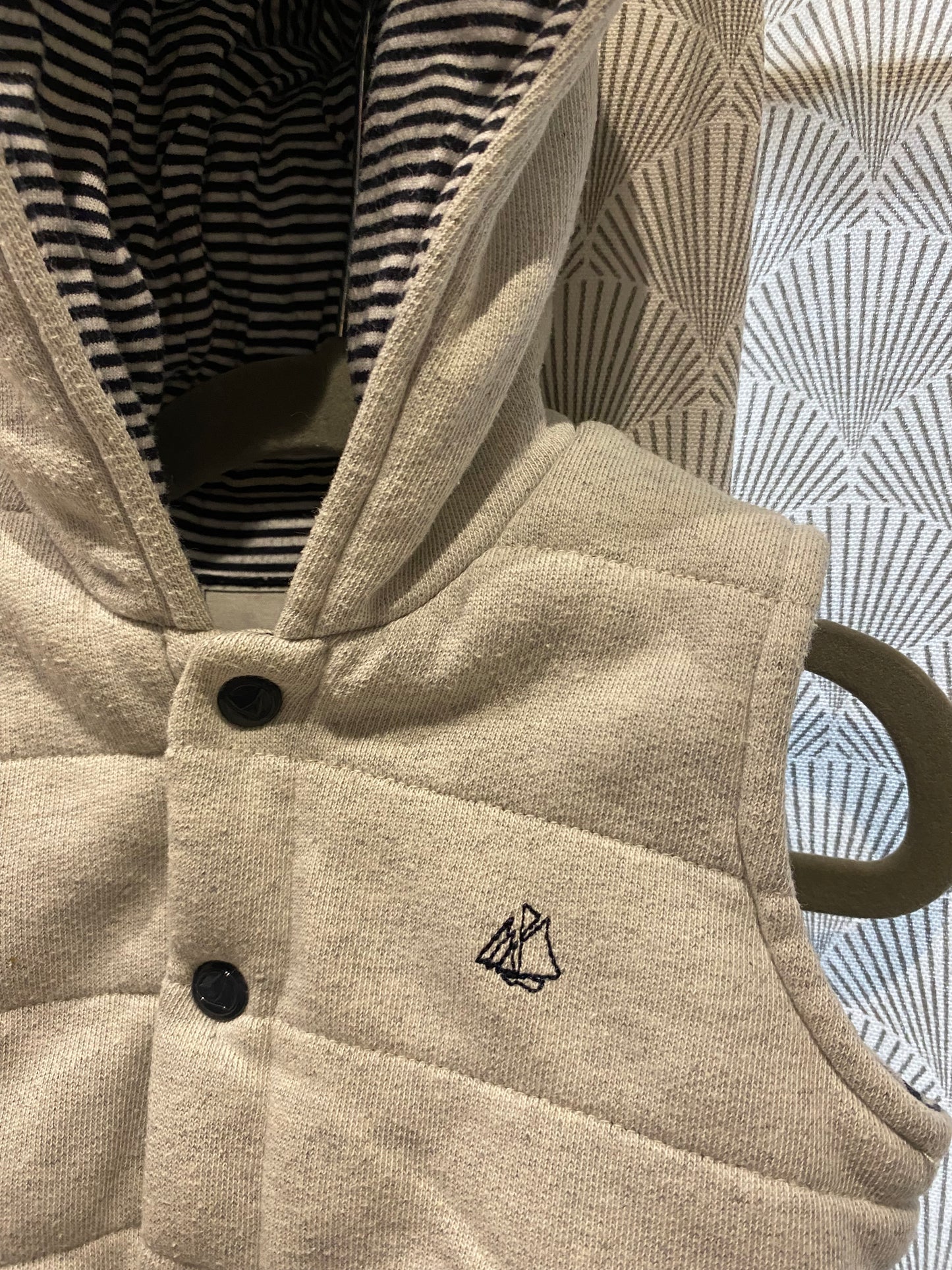 🧥 Doudoune sans manches grise – Petit Bateau – 12 mois