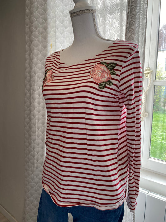 T-shirt rayé rouge et blanc à roses brodées KIABI – Taille M 🌹
