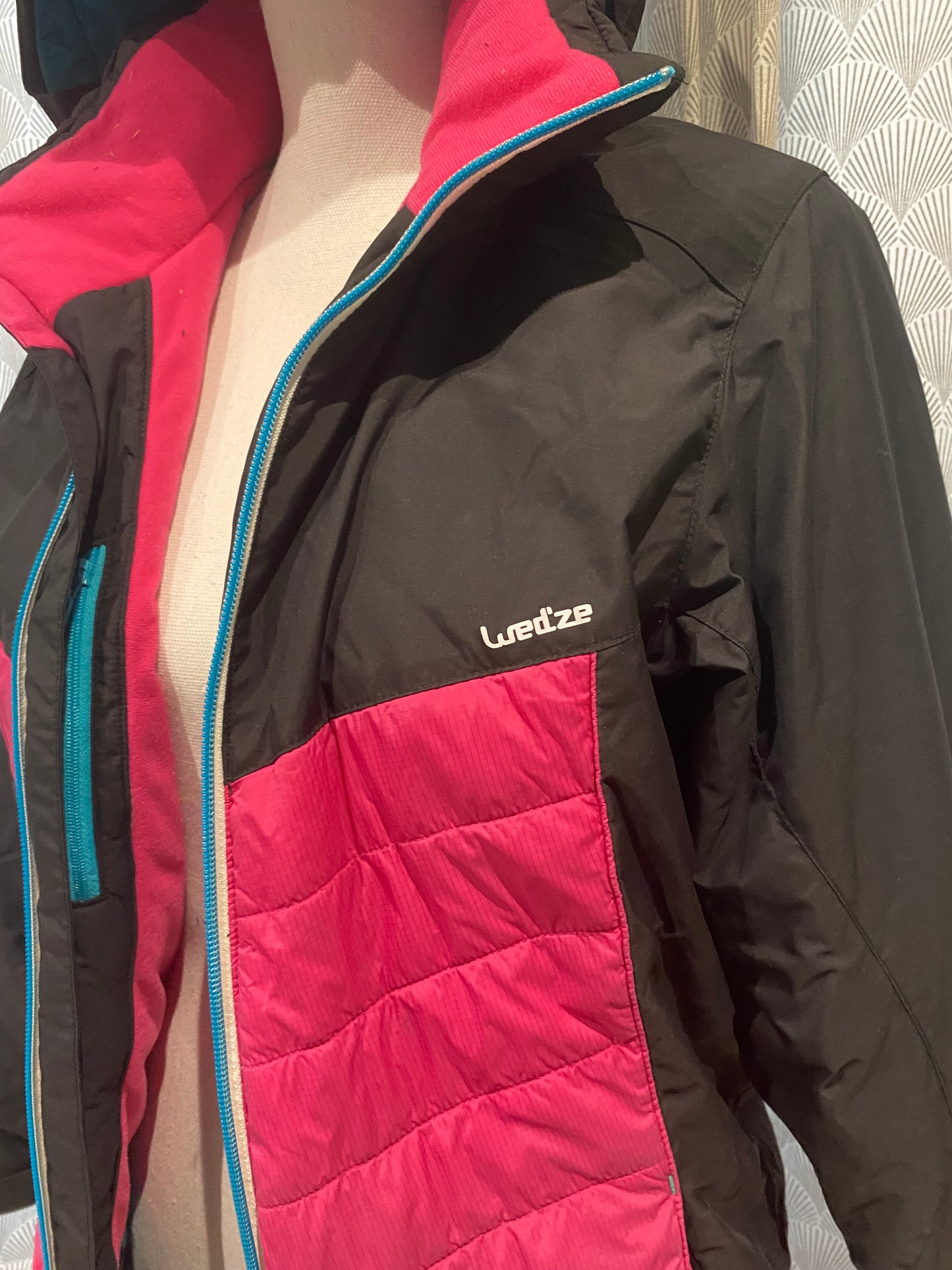 ❄️ Doudoune noir et fuchsia – Wedze Decathlon – 14 ans – léger trous arrière