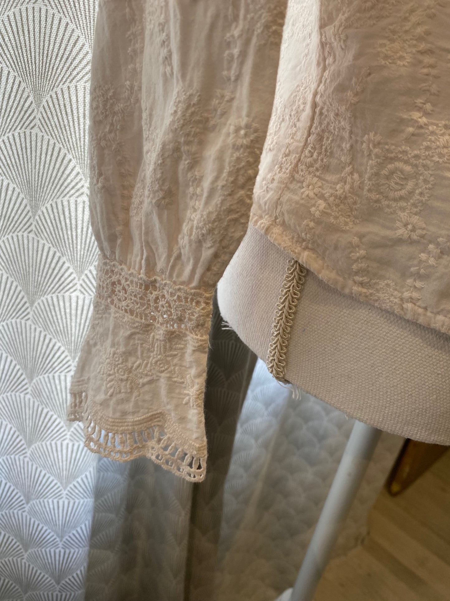 ✨ Chemise effet brodé écru rosé cintrée – Peace and Love – M/L