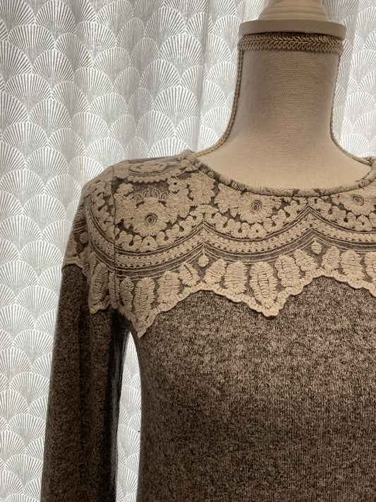 Pull gris dentelle blanche – Taille M 🩶✨