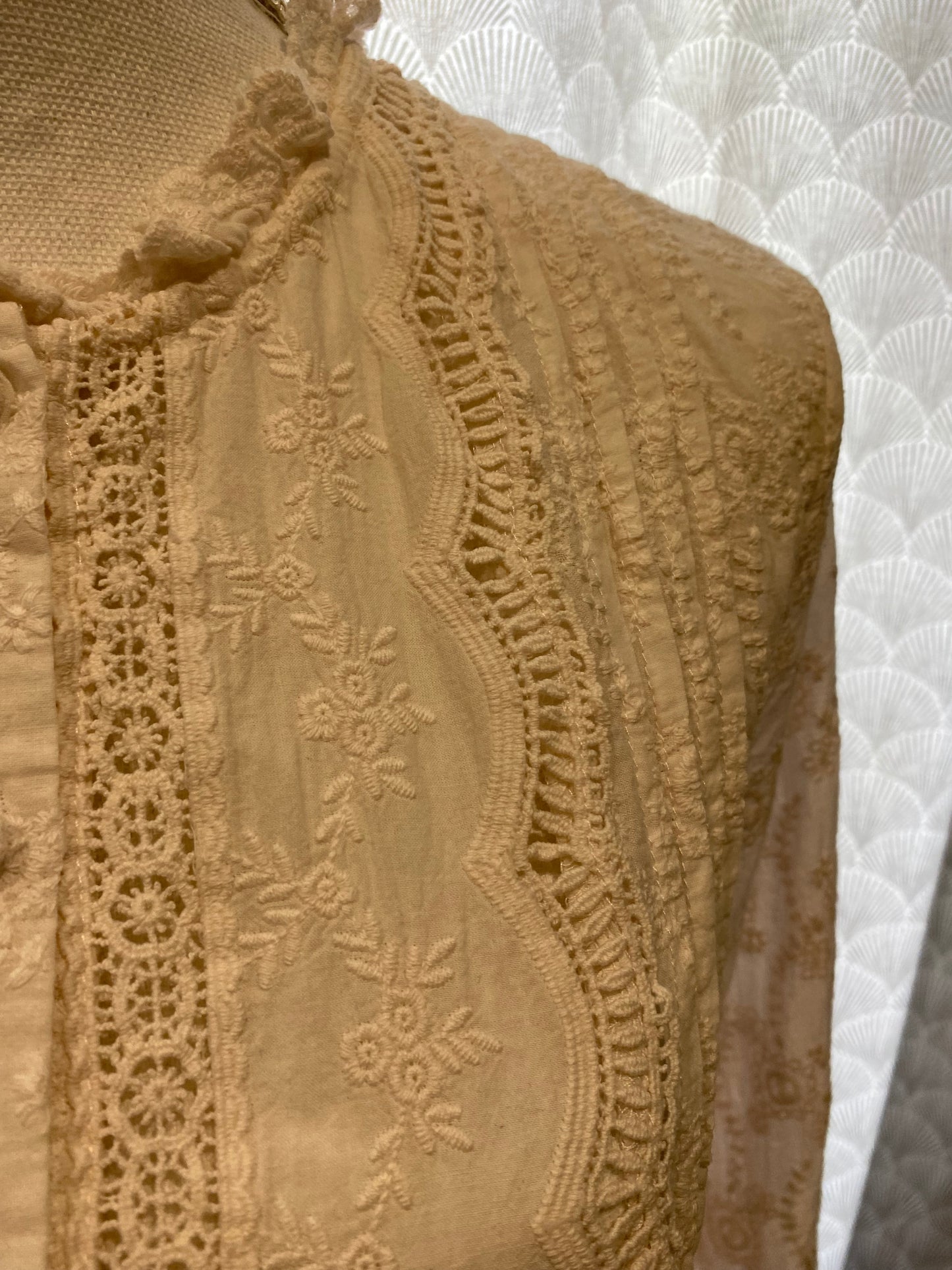 ✨ Chemise effet brodé écru rosé cintrée – Peace and Love – M/L