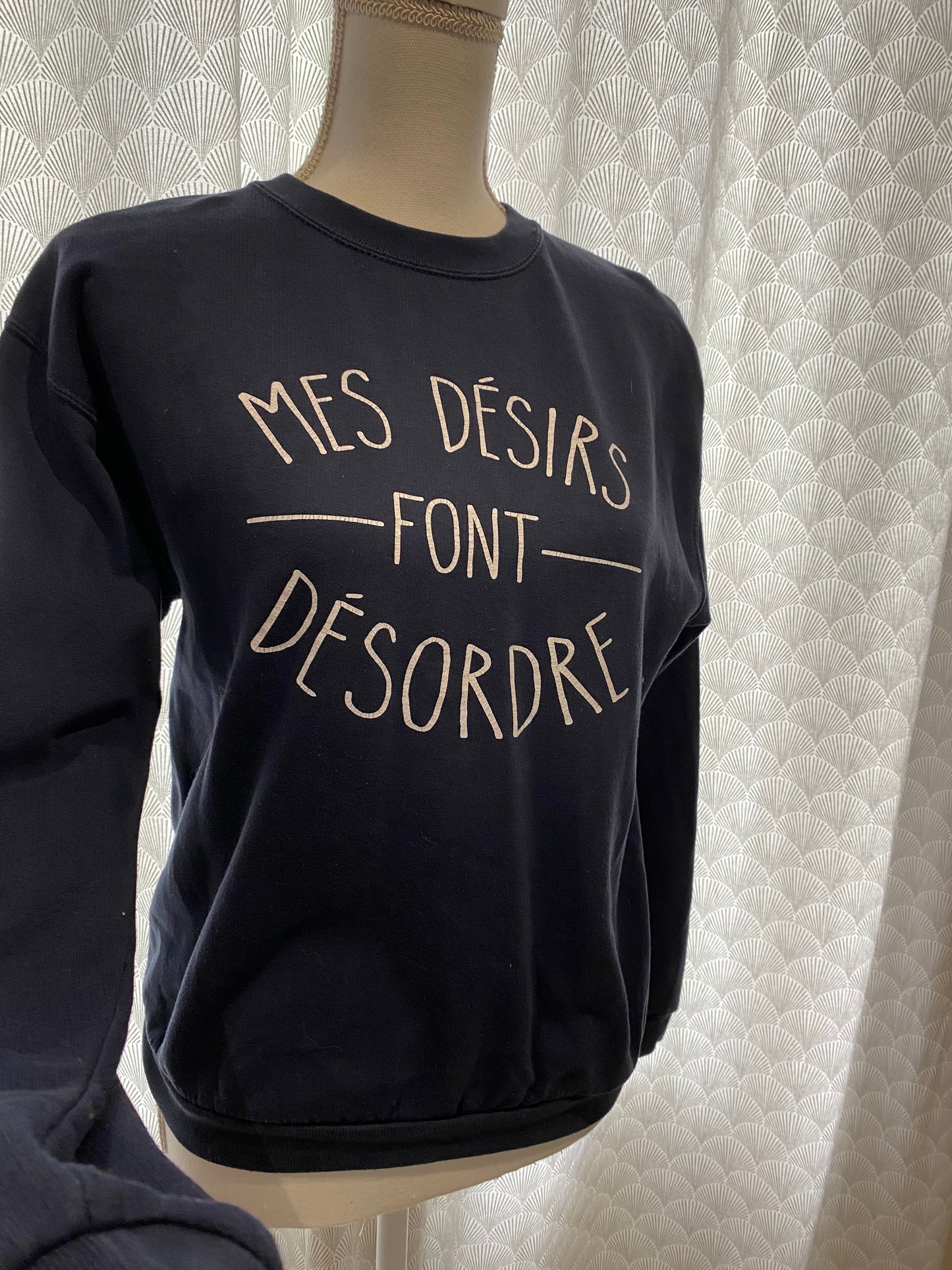 Sweat marine à écritures blanches – Taille M 🌀👕