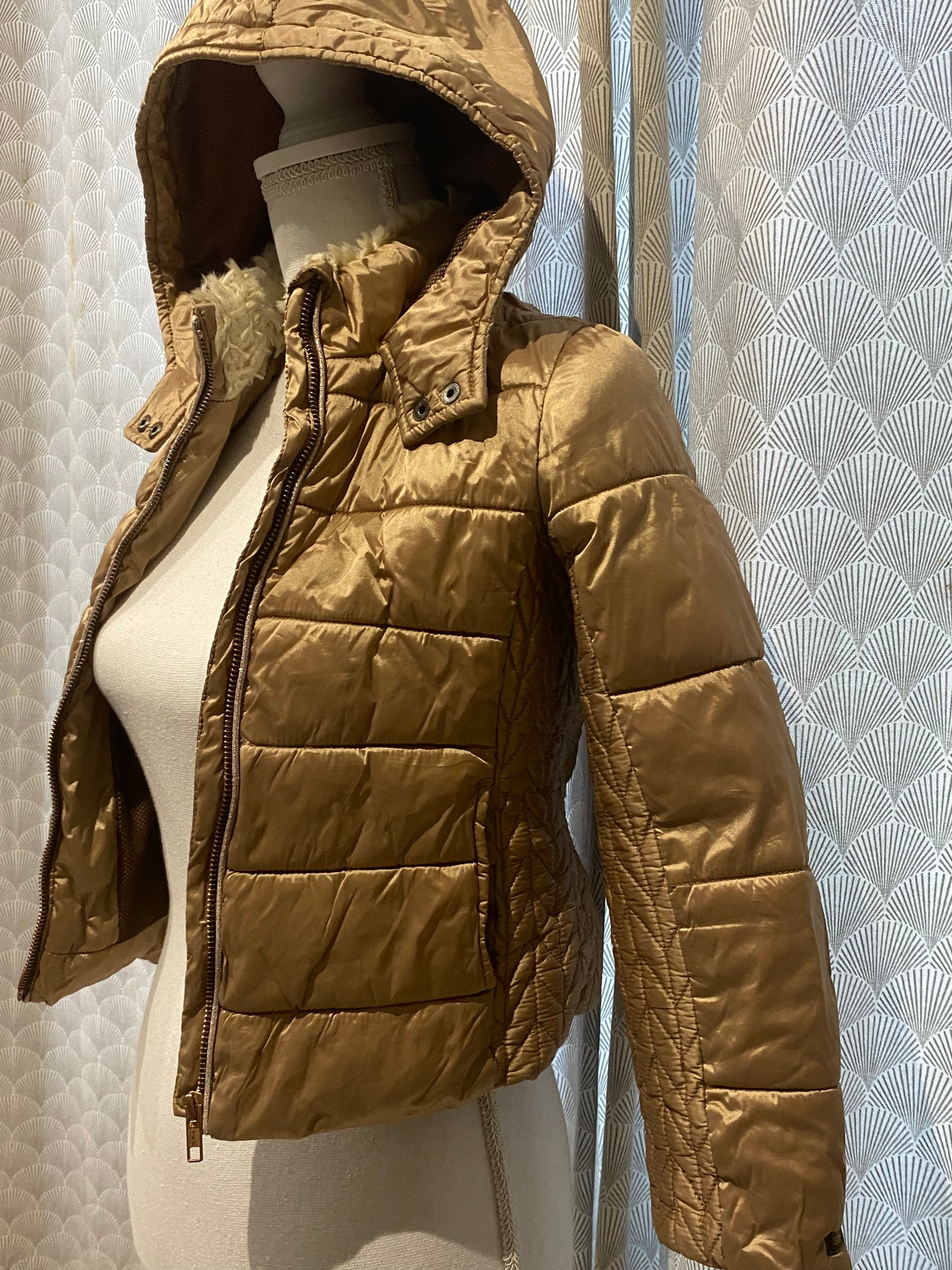 ✨ Doudoune dorée – Catimini – 8 ans