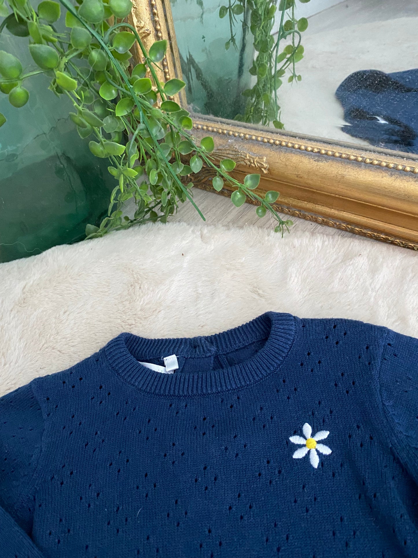 Pull bleu ajouré à marguerite– 24 mois